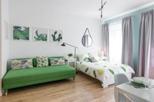 克拉科夫的住宿－Cozy modern STUDIO GREEN APARTMENT in Old Town，一间卧室配有绿色的床和绿色沙发