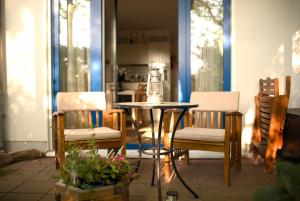 a table and chairs on a porch with a kitchen at Schöne Ferienwohnung Breege in Breege