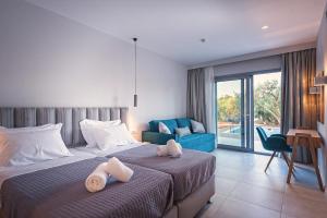 Кровать или кровати в номере Alonaki Resort