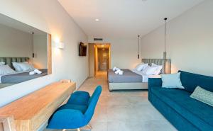 Кровать или кровати в номере Alonaki Resort