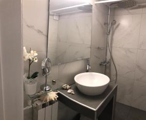A bathroom at Luxury Beach Apartment in Athens Riviera Még 23 kép
