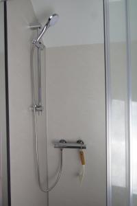 een douche met een douchekop in de badkamer bij Cheshire View in Ellesmere