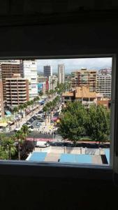 ベニドルムにあるTorre Yago Avenida Madrid & Philipinesの窓から市街の景色を望めます。