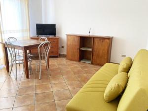 a living room with a couch and a table at Le Gemme di Mirto in Palau