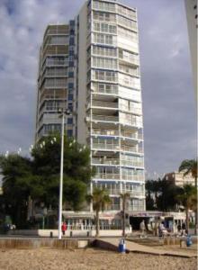 ベニドルムにあるTorre Yago Avenida Madrid & Philipinesの海辺の隣の高層ビル