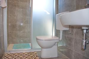 a bathroom with a toilet and a shower at Apartmani Vidušin in Novalja