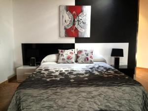 sypialnia z dużym łóżkiem z 2 poduszkami w obiekcie Apartamentos La Flor w mieście San Martín de Moncayo
