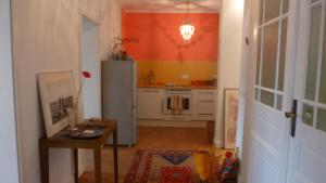 eine Küche mit einem Kühlschrank und einem Tisch darin in der Unterkunft Vorderer Westen Kassel in Kassel