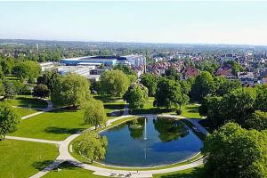 ビーレフェルトにあるAS-Immobilien, Unterkunft in Bielefeldの池のある公園の空中