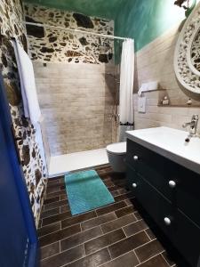 een badkamer met een bad, een wastafel en een toilet bij Villa Polios in Avdhoulianá