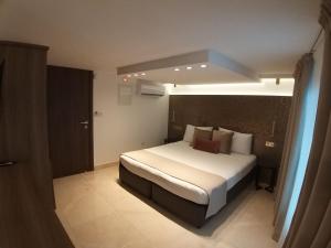 sypialnia z dużym łóżkiem w pokoju w obiekcie Tuck Inn w Larnace