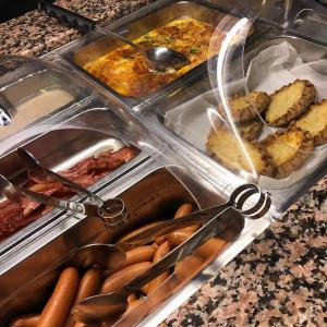 un buffet con muchos alimentos diferentes en bandejas en Mylsänportti, en Kouvola