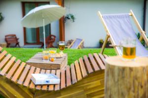 una mesa con copas de vino y una sombrilla en Cudne Manowce, en Wisła