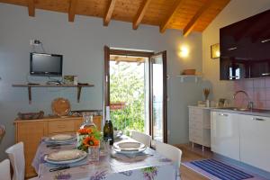 A kitchen or kitchenette at Casetta dei LuPi