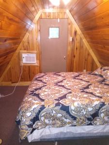 Säng eller sängar i ett rum på Tranquil Oaks Cabin