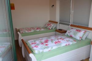 two twin beds in a room with at Ferienwohnung Bittner in Wernberg-Köblitz