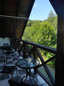 Un balcón con mesas y sillas y vistas. en Dwerniczek 7, en Dwerniczek