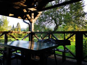 a picnic table on a deck with a tree at Dwerniczek 7 in Dwerniczek