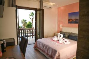 una camera da letto con un letto con due cigni sopra di Don Giovanni ad Alghero
