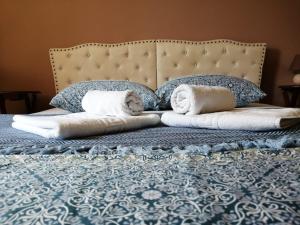 Ένα ή περισσότερα κρεβάτια σε δωμάτιο στο La Eluța Cazino