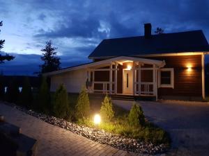 una casa con una luz delante de ella en Ammatour Villas, en Uro