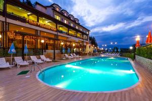 a swimming pool in front of a hotel at Spa Hotel Aspa Vila in Banya