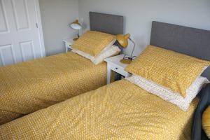 - 2 lits installés l'un à côté de l'autre dans une chambre dans l'établissement The Snug at the Ski Lodge, Aviemore, à Aviemore