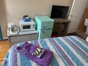 Habitación con cama con microondas sobre una mesa en Big Bear Lodge, en Alpena
