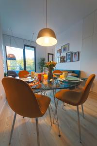 ein Esszimmer mit einem Glastisch und Stühlen in der Unterkunft Art District - POP & ROCK Apartments in Porto