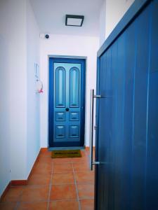 porta blu in camera con pavimento piastrellato di Villa Garoed a Playa Blanca