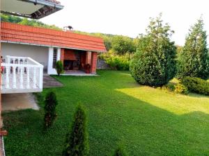 Taman di luar Apartmani Ćosić