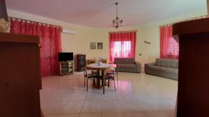 ein Wohnzimmer mit einem Tisch und einem Sofa in der Unterkunft Appartamento 3 in Nebida