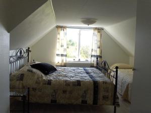 1 dormitorio con cama y ventana en Strandvillan, Öland - fantastiskt läge nära havet!, en Löttorp