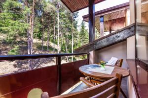 uma vista a partir da varanda de um camarote com uma mesa e cadeiras em Termo Hotel Aspa Vila em Banya