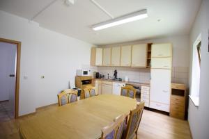 una cocina con una gran mesa de madera y sillas en Work & Stay in Niederstotzingen, en Niederstotzingen