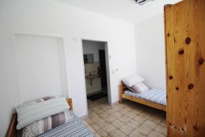 a bedroom with two beds and a mirror at Work & Stay in Niederstotzingen in Niederstotzingen