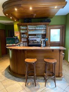 un bar in un ristorante con due sgabelli di Farma Hory a Karlovy Vary
