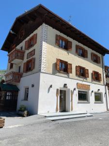 budynek z dwoma drewnianymi łyżkami namalowanymi na nim w obiekcie Casa Susanna w Livigno