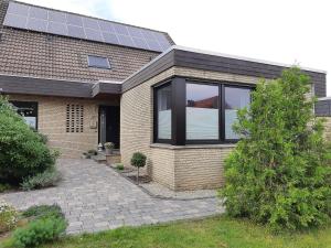 una casa con paneles solares en el techo en Ferienwohnung Lüdenstein, en Bad Rothenfelde