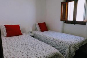 モンサラーシュにあるCasa das Videirasのベッド2台が隣同士に設置された部屋です。
