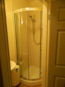 Lanchester的住宿－皇家橡木賓館，浴室里设有玻璃门淋浴