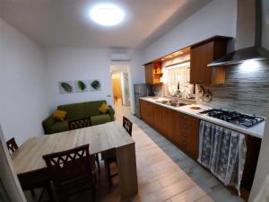 - une cuisine avec une table et un canapé dans une chambre dans l'établissement GUEST HOME, à Ischia