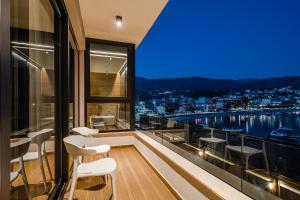 einen Balkon mit Stühlen und Blick auf das Wasser in der Unterkunft Rea Boutique Hotel in Himarë