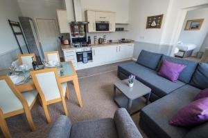 uma sala de estar com um sofá e uma mesa em Sea Road Apartments em Bournemouth