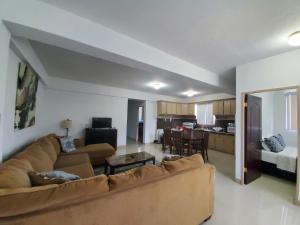 Hagatna的住宿－Private 3 Bedroom Villa，一间带两张沙发的客厅和一间厨房