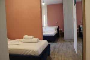 Ліжко або ліжка в номері Hotel Triumf Shengjin