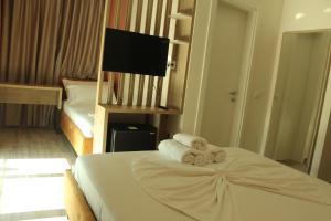 Ліжко або ліжка в номері Hotel Triumf Shengjin