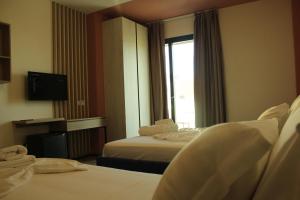 Ліжко або ліжка в номері Hotel Triumf Shengjin
