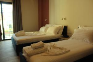 Ліжко або ліжка в номері Hotel Triumf Shengjin