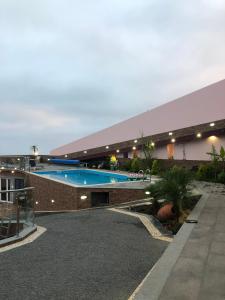 un edificio con 2 piscinas en un patio en Berço Funchal, en Funchal